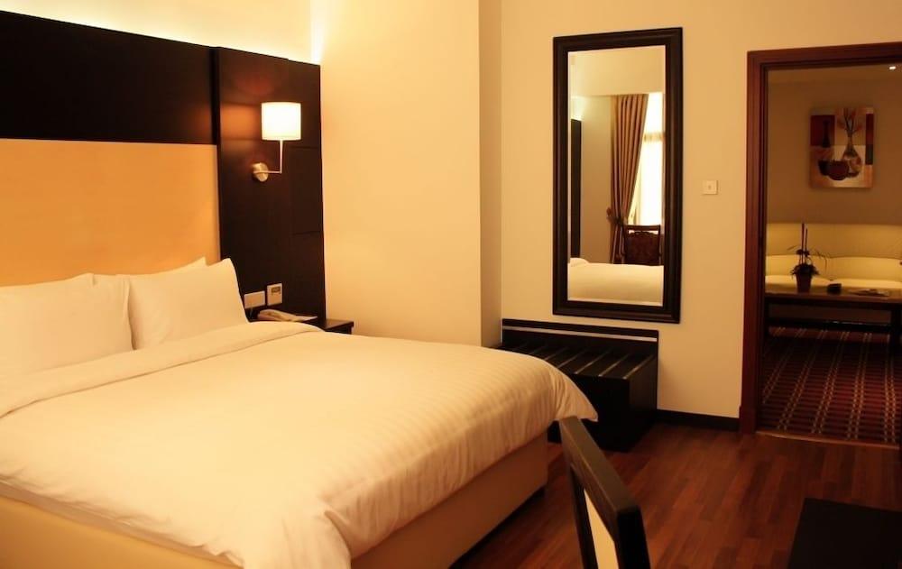Отель Juffair Gate 4*